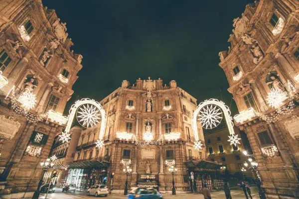 Quattro Canti illuminati da luminarie natalizie, un'atmosfera magica a Palermo a Natale.