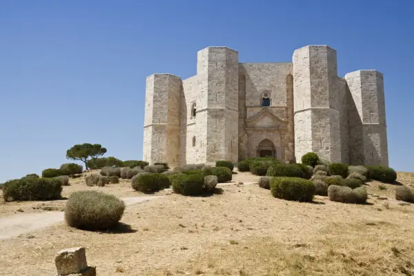 Castel del Monte, un gioiello del patrimonio UNESCO Puglia, domina la collina con la sua architettura ottagonale unica.