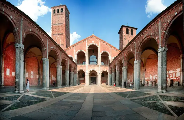 Cortile di Sant'Ambrogio a Milano, un luogo storico che si festeggia ogni anno il 7 dicembre.