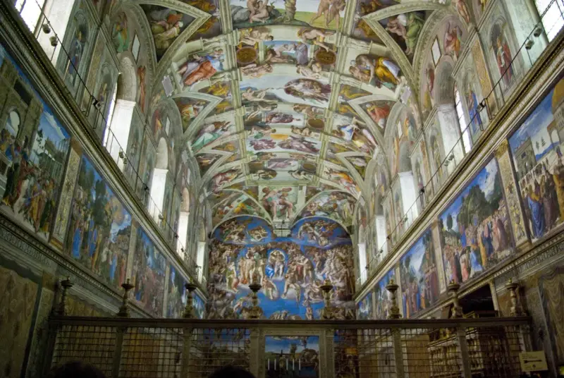 La Cappella Sistina, capolavoro di chi ha dipinto la cappella Sistina, con affreschi mozzafiato sul soffitto e sulle pareti.